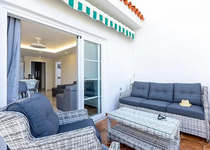 Апартаменты Sea Front Spacious 2 Bedroom *