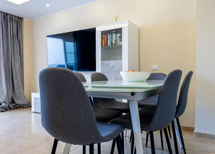 Sea Front Spacious 2 Bedroom 阿德耶