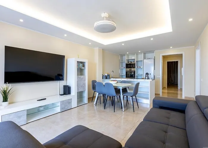 Апартаменты Sea Front Spacious 2 Bedroom Адехе