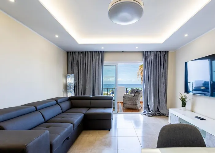 Sea Front Spacious 2 Bedroom Апартаменты Адехе