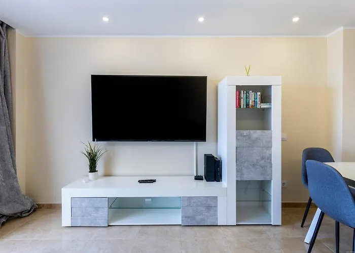 Sea Front Spacious 2 Bedroom Апартаменты