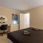 Apartman Sea Front Spacious 2 Bedroom *