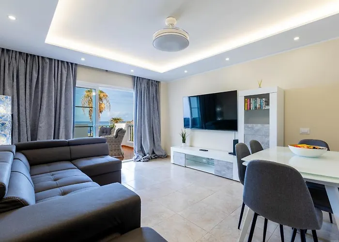 Sea Front Spacious 2 Bedroom アパート アデヘ