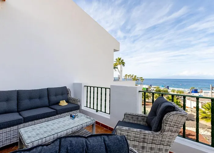 Sea Front Spacious 2 Bedroom アデヘ