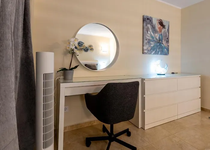 Sea Front Spacious 2 Bedroom アデヘ